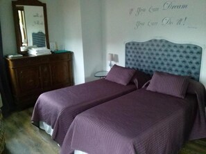 Chambre avec lits jumeaux, 2 lits une place, salle de bains privée (External) | Couette en duvet d'oie, rideaux occultants, Wi-Fi gratuit