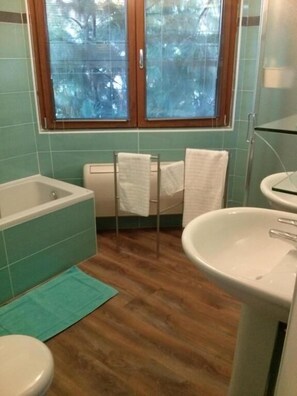 Camera doppia, bagno privato (External) | Bagno | Doccia, soffione a pioggia, asciugacapelli, asciugamani