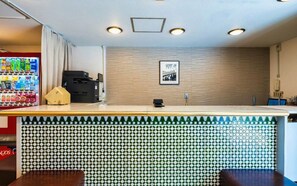 A reception area with a counter, a coffee machine, and a vending machine. - Matsue City Hotel - Annex (Matsue)