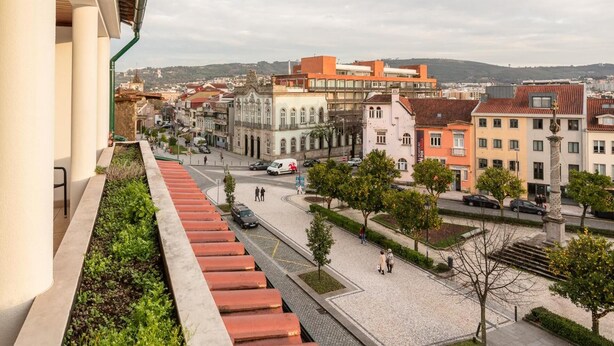 A cityscape with a view of buildings, a street, and a pedestrian area. - Fonte Branca Guest House (Braga)