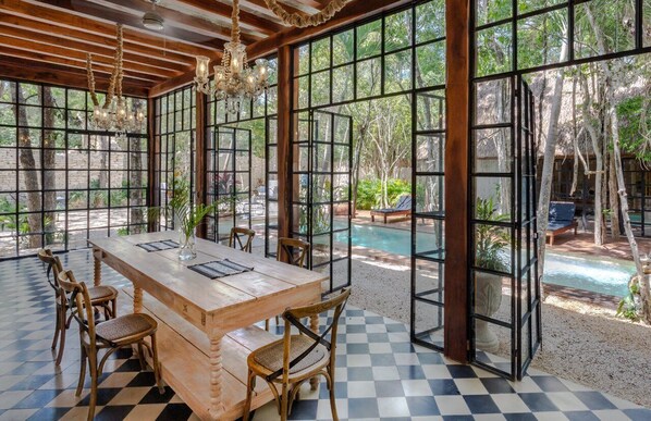 로열 빌라 | 객실 내 식사 공간