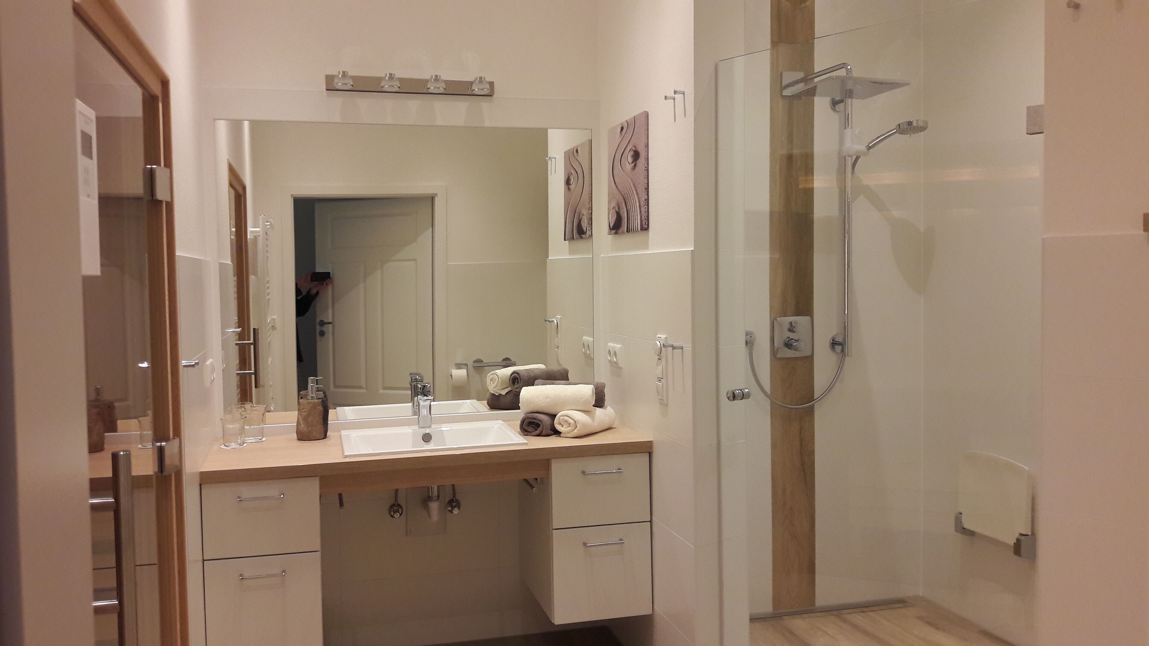 Dusche, Haartrockner, Handtücher, Seife