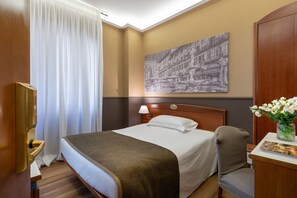Quarto econômico | Frigobar, escrivaninha, quartos à prova de som, Wi-Fi de cortesia