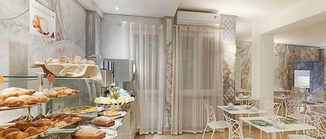 TĂ€gliches englisches FrĂŒhstĂŒck (13 EUR pro Person)