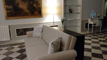 Individueel gedecoreerd, individueel gemeubileerd, een bureau