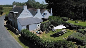 Un bâtiment blanc avec une enseigne indiquant : « TWENTY NINE GÎTE D’ÉTAPE SUR CAMP ».