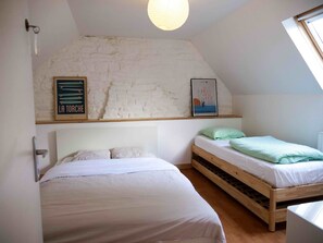 Habitación básica doble | Decoración personalizada, muebles diferentes y wifi gratis 