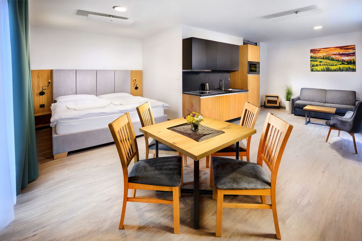 Classic Studio Suite (4) | 1 bedroom, Select Comfort beds, desk, laptop workspace