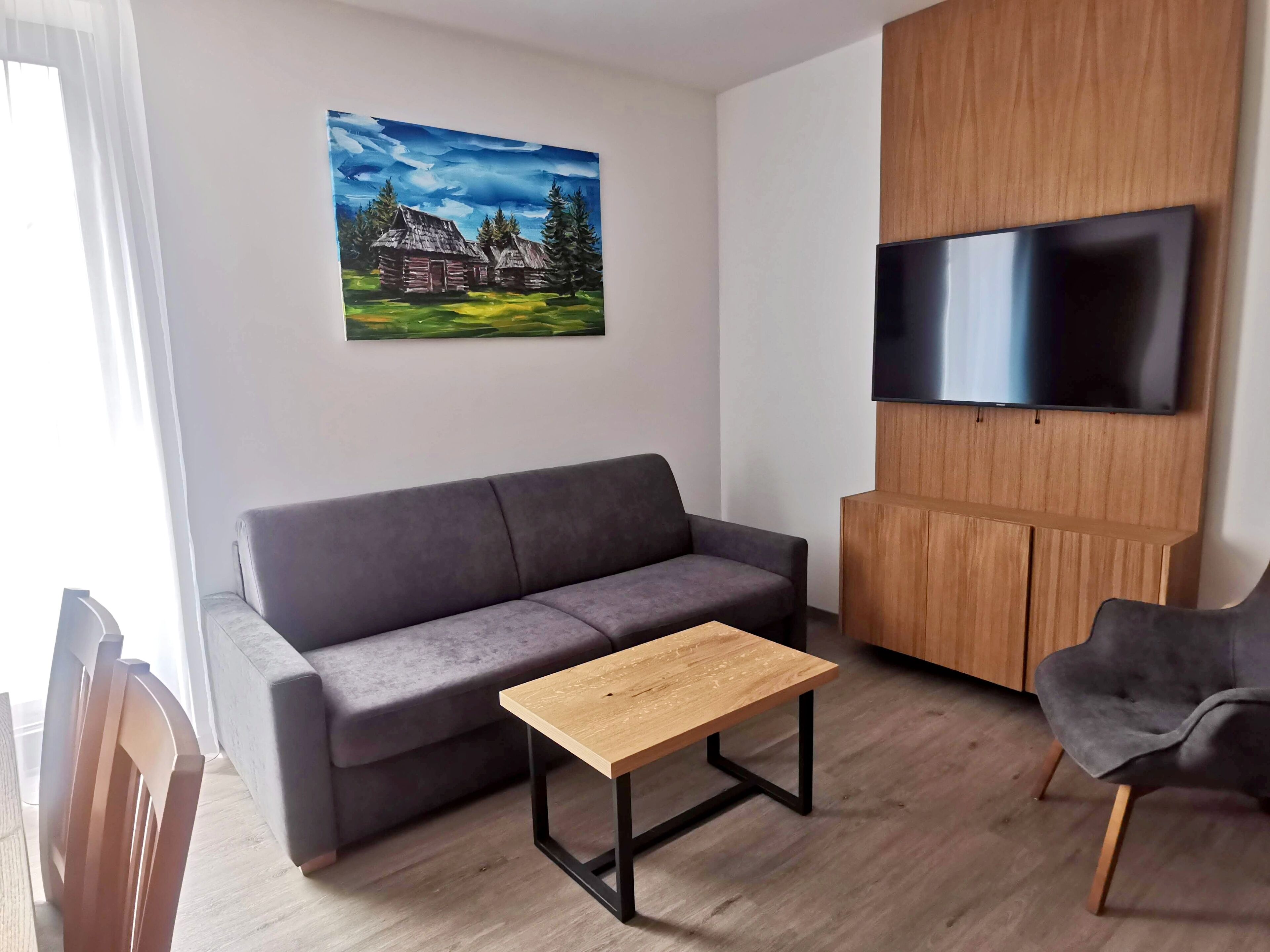 Apartemen Standar, 1 Tempat Tidur Queen (4) | Ruang keluarga | Televisi LCD 55-inci dengan saluran TV digital dan TV