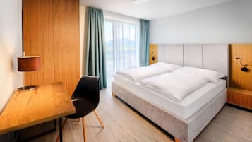 Senger med Select Comfort-madrass og skrivebord