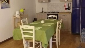 A compact kitchen with a dining area. - Villa Pomelia a stone's throw from the sea (Palermo)