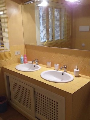 Dusche, Haartrockner, Bidet, Handtücher