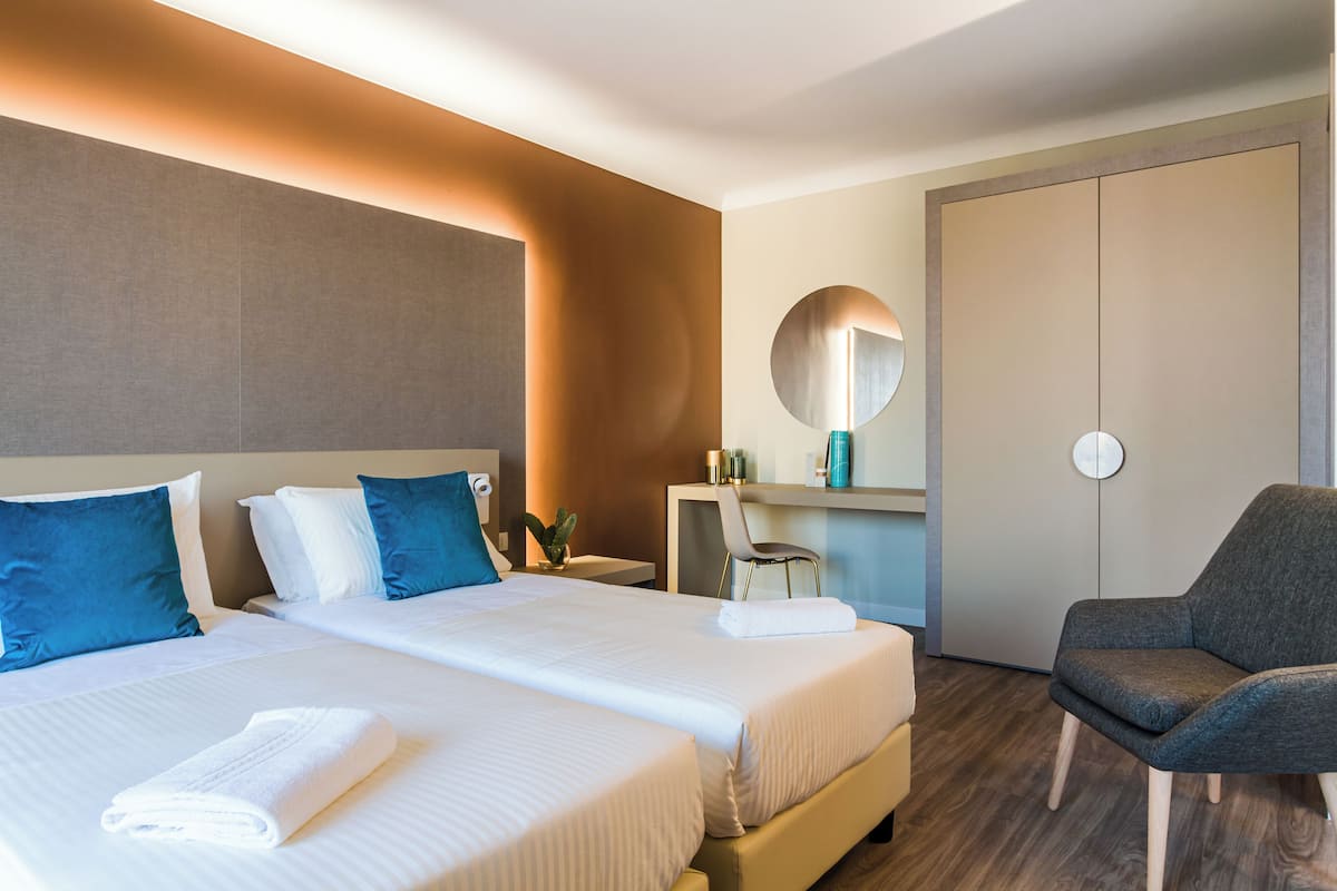 Dundyner, senger med overmadrass, minibar og safe på rommet