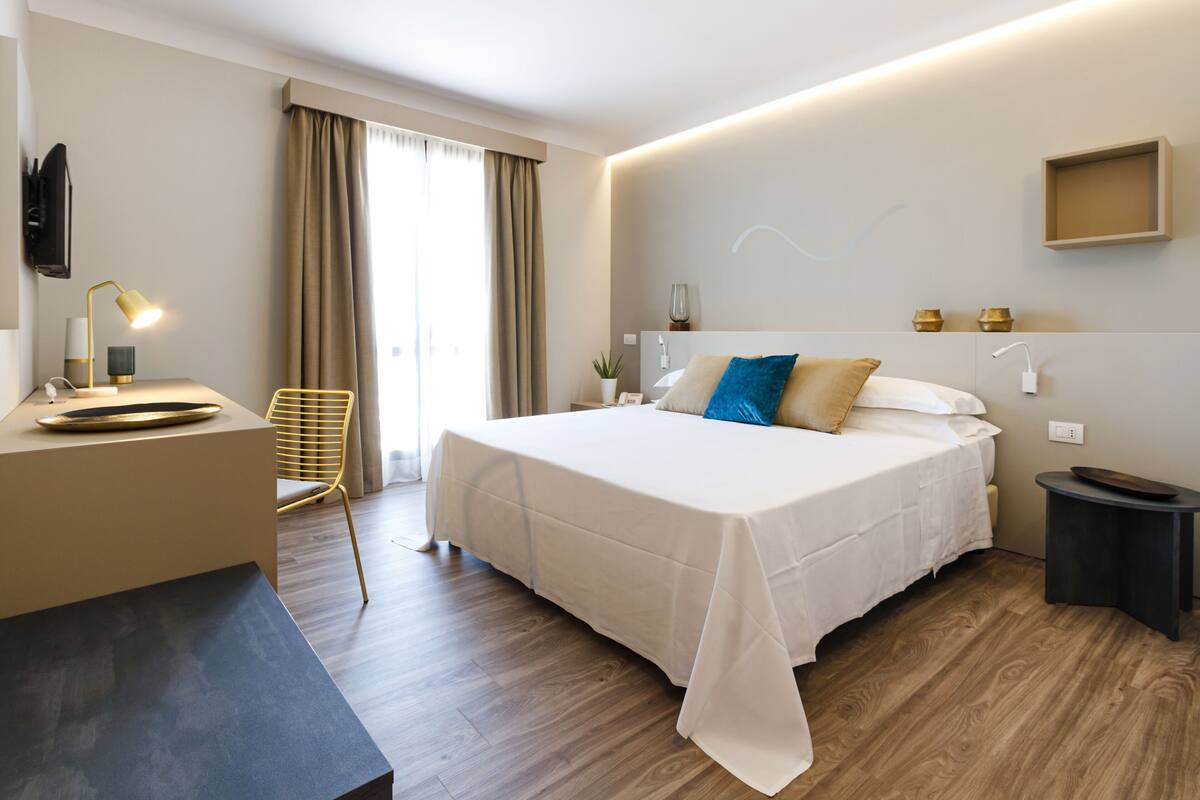 ألحفة محشوة بالريش وأسرّة بطبقة علوية مريحة وميني بار وخزنة داخل الغرفة