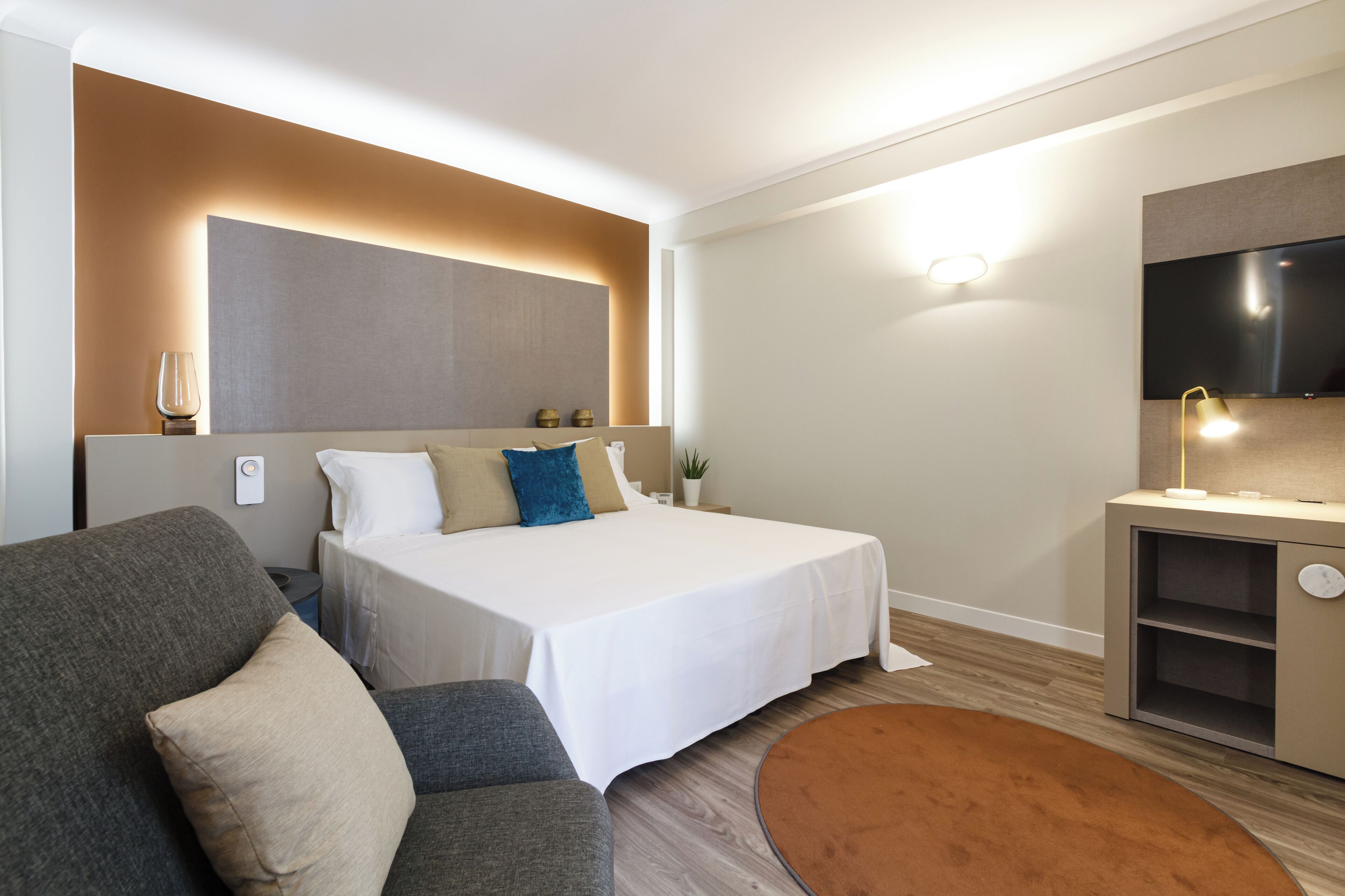 Dundyner, senger med overmadrass, minibar og safe på rommet