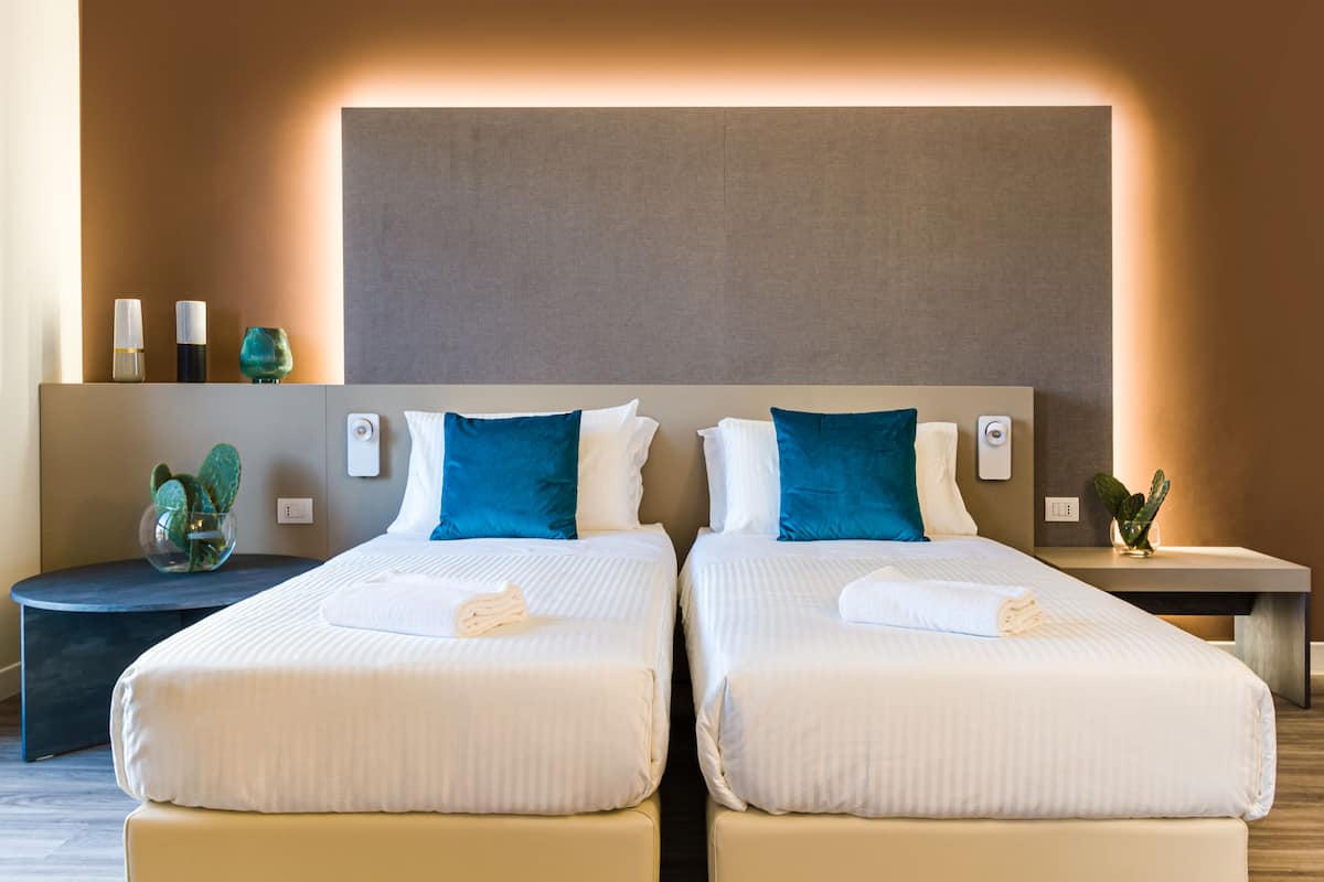 Deluxe kamer, 1 twee- of 2 eenpersoonsbedden | Donzen dekbedden, pillowtop-bedden, een minibar, een kluis op de kamer
