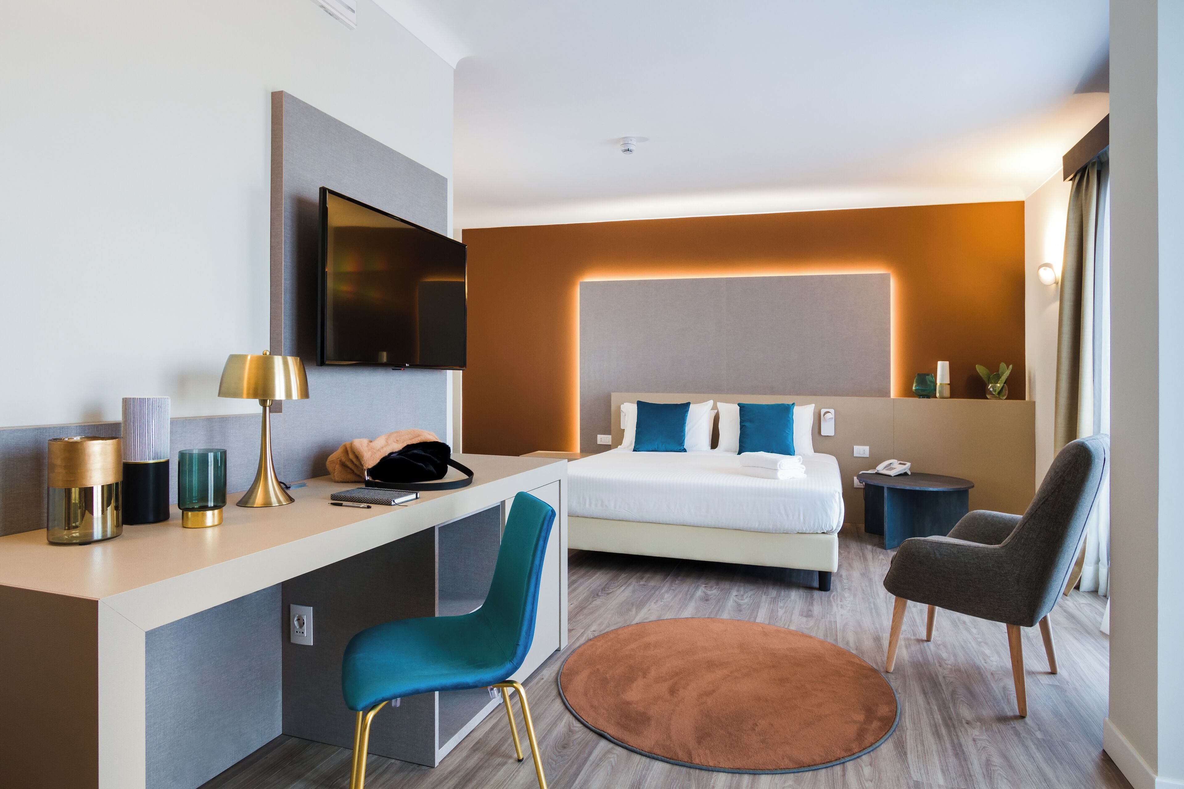 Dundyner, senger med overmadrass, minibar og safe på rommet