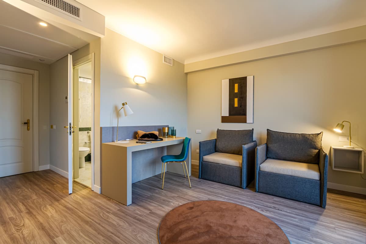 Deluxe vierpersoonskamer | Donzen dekbedden, pillowtop-bedden, een minibar, een kluis op de kamer