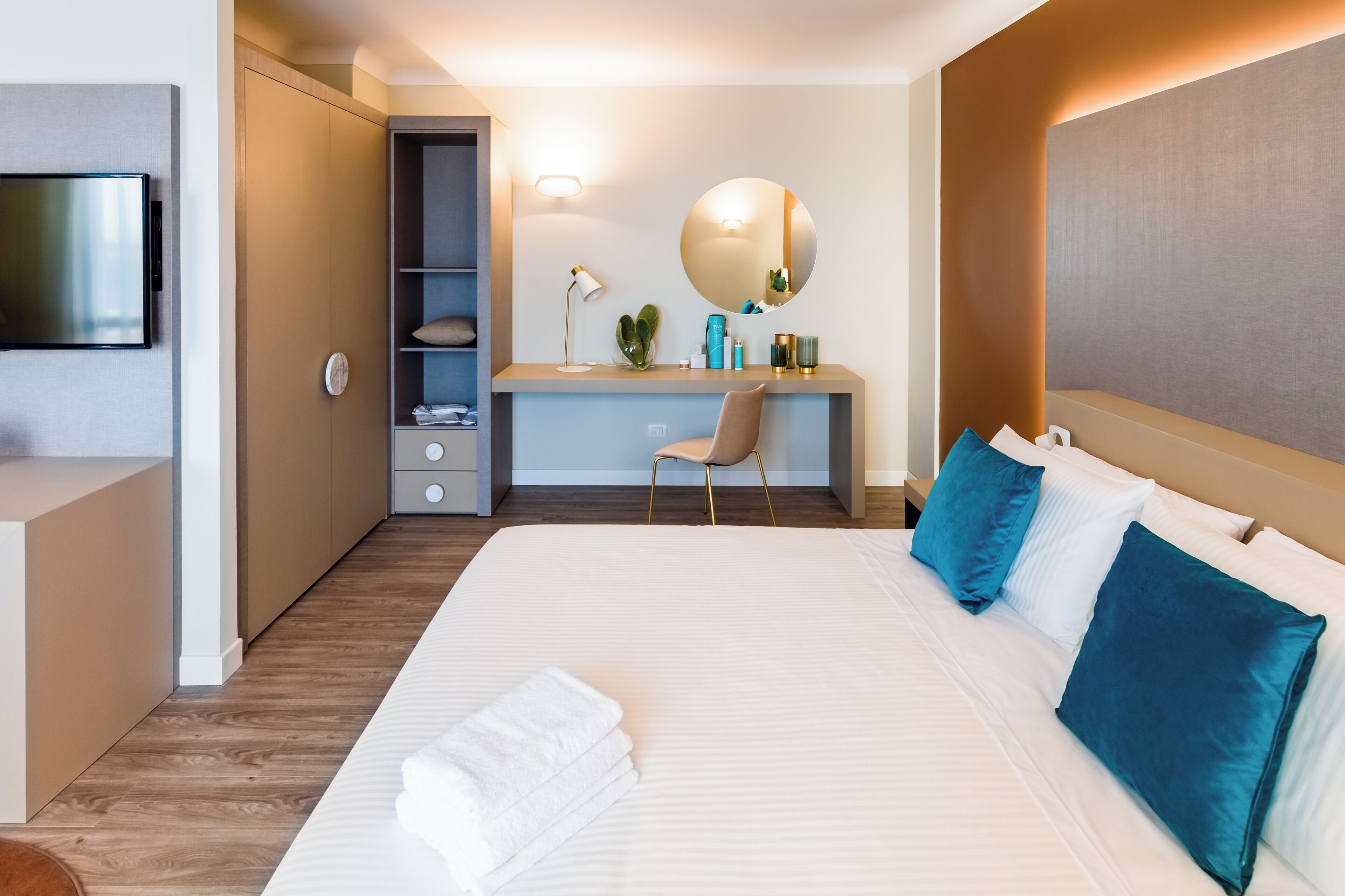 Tremannsrom – junior | Dundyner, senger med overmadrass, minibar og safe på rommet