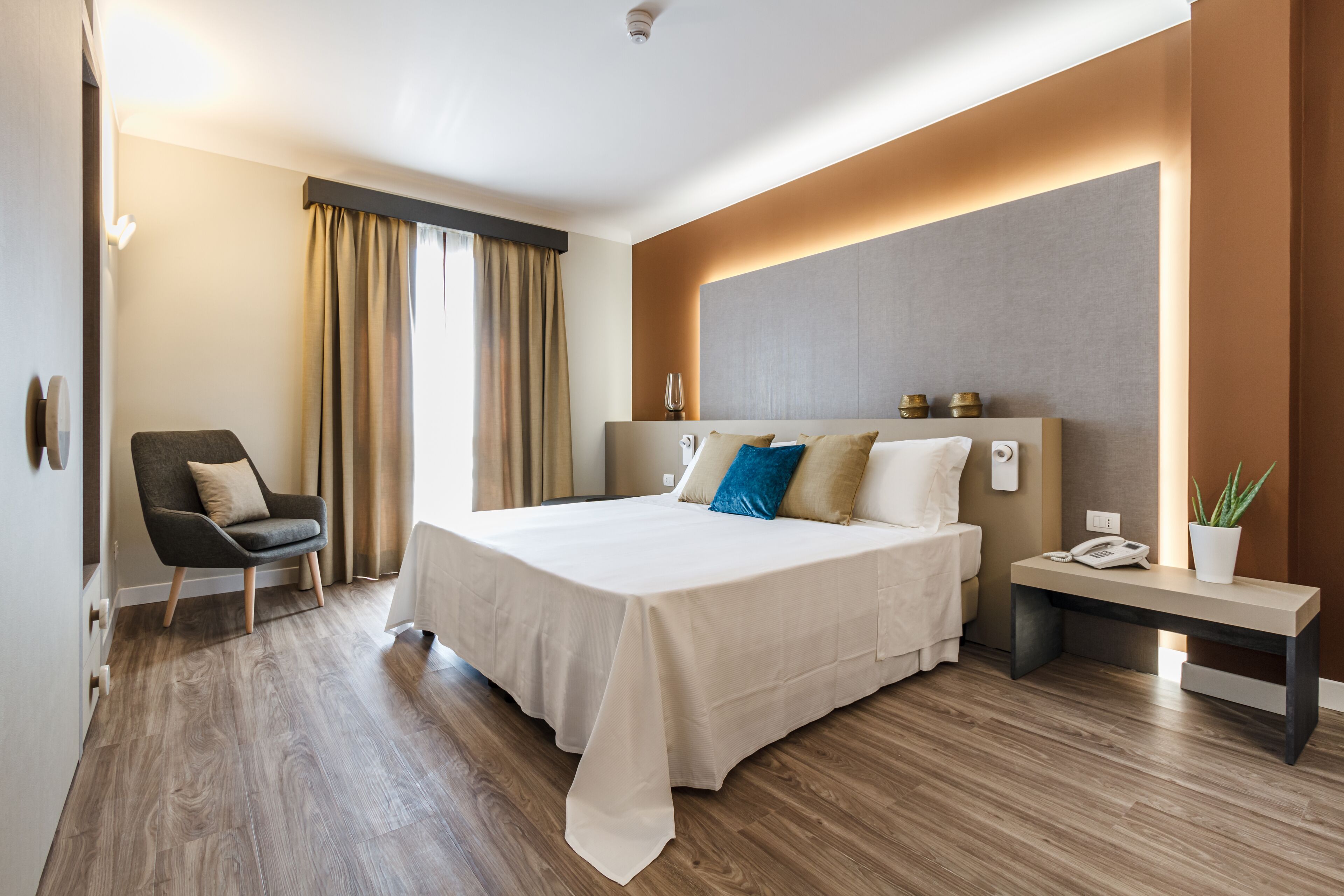 Chambre Quadruple Deluxe | Couette en duvet d'oie, surmatelas, minibar