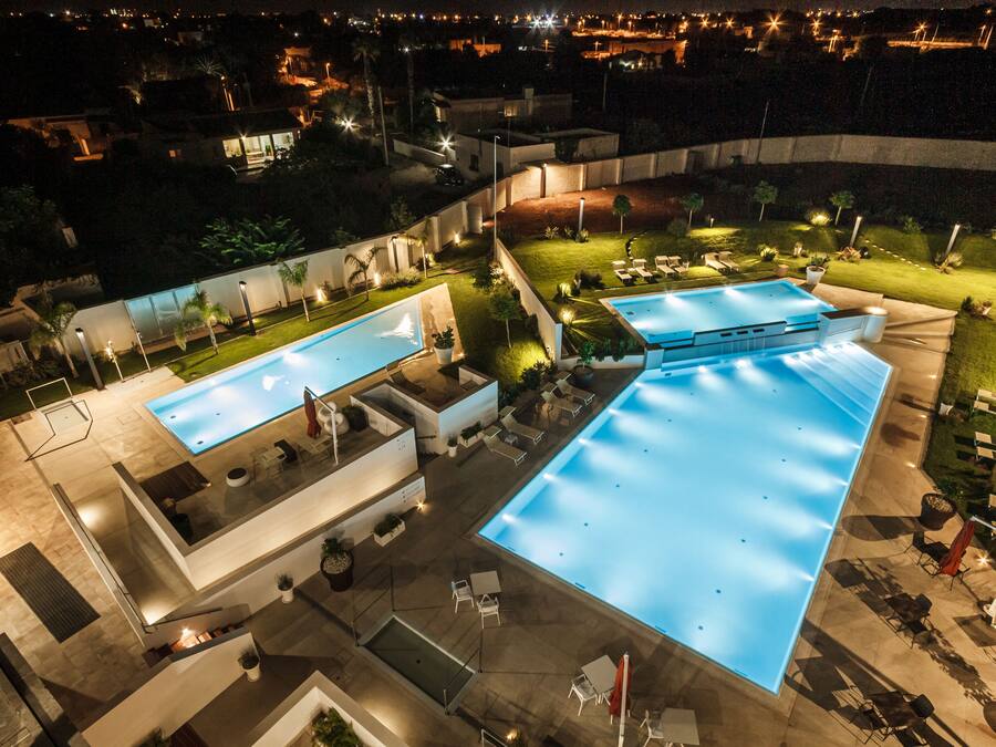 2 Außenpools, geöffnet von 08:00 Uhr bis 20:00 Uhr, Sonnenschirme