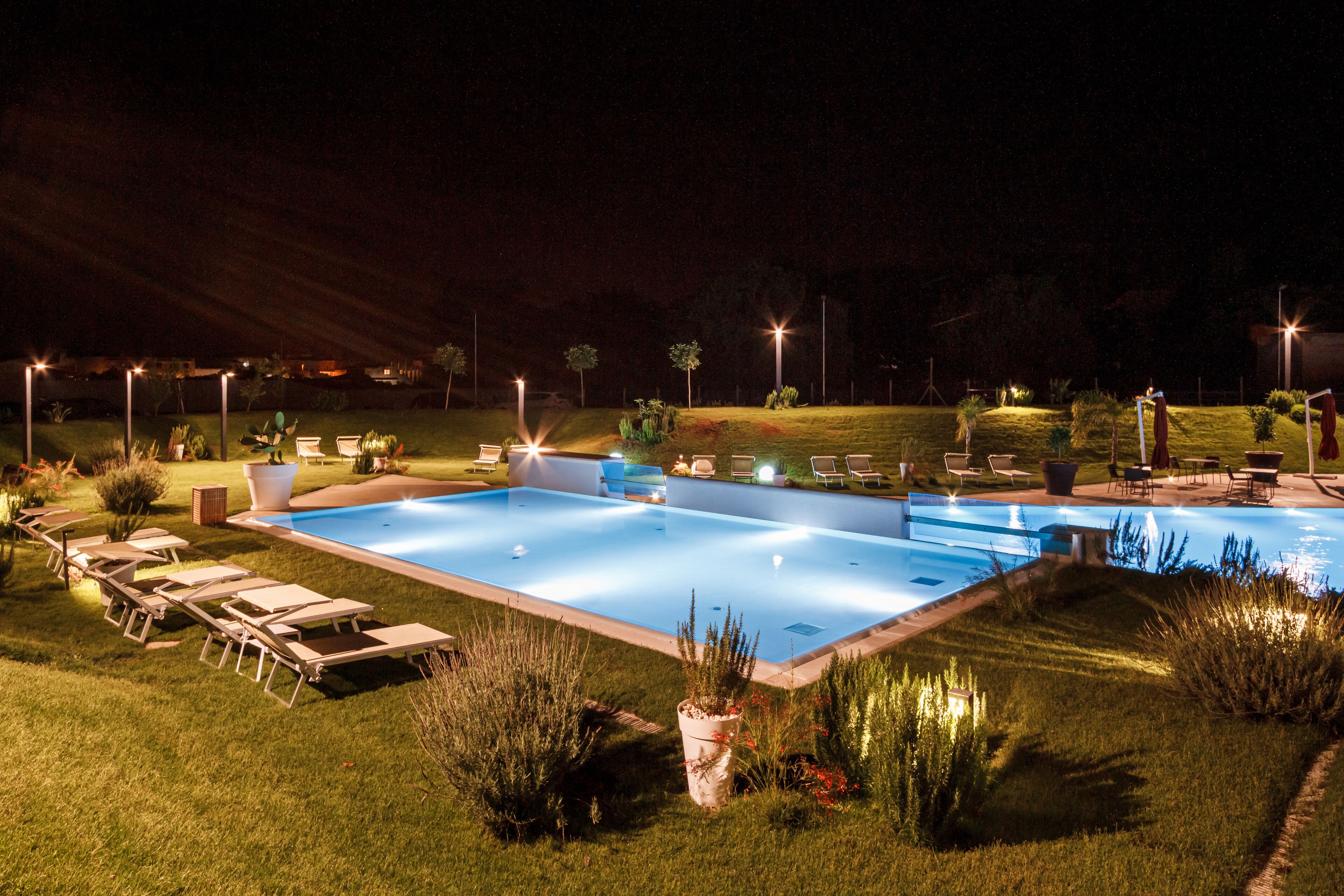 2 piscines extérieures, parasols de plage, chaises longues