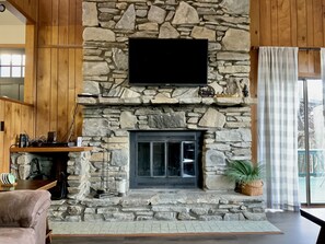 Una Smart TV, una chimenea, un reproductor de DVD, libros