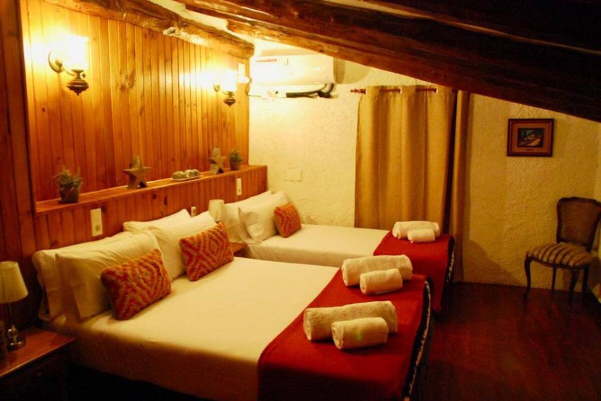 Quarto triplo básico, suíte, vista para o jardim