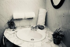 Basic-Dreibettzimmer, mit Bad, Gartenblick | Badezimmer
