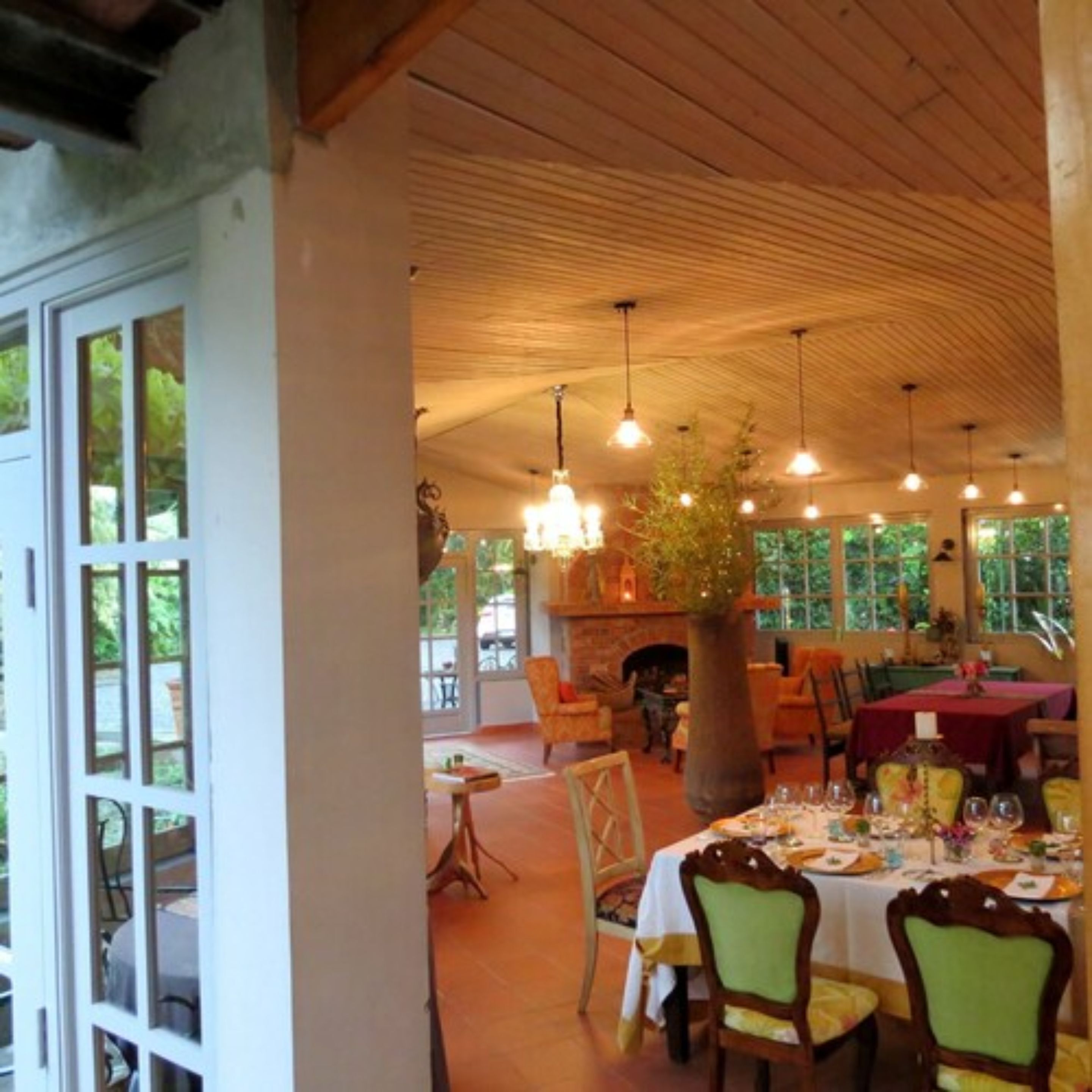 Breakfast and dinner served, local and international cuisine