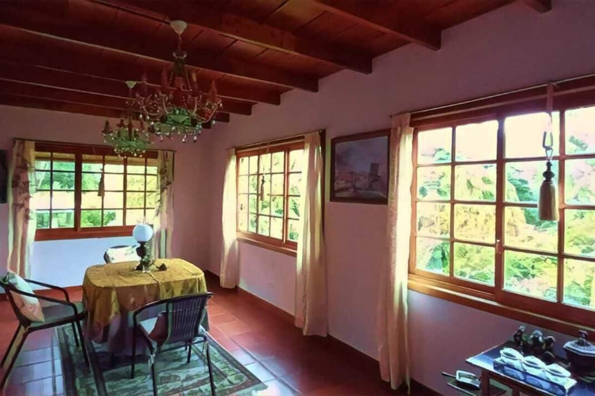 Romantische suite, 1 slaapkamer, uitzicht op tuin, tuin | Woonruimte | Boeken