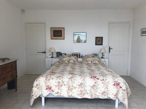 5 chambres, fer et planche à repasser, Wi-Fi, draps fournis