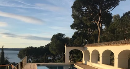 Large Villa with swimming pool overlooking the golf course of Saint-Tropez