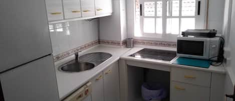 Refrigerador, microondas, horno y parrilla de estufa