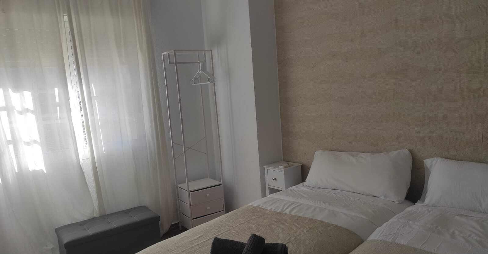 2 عدّة غرف نوم ومكواة/لوح كي وسرير سفر وواي فاي مجانًا