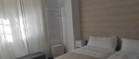 2 bedrooms, iron/ironing board, travel cot, free WiFi