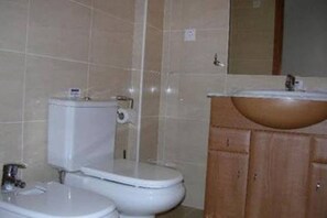 Serviettes fournies, papier toilette
