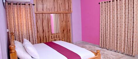 3 bedrooms, in-room safe, individually decorated, individually furnished