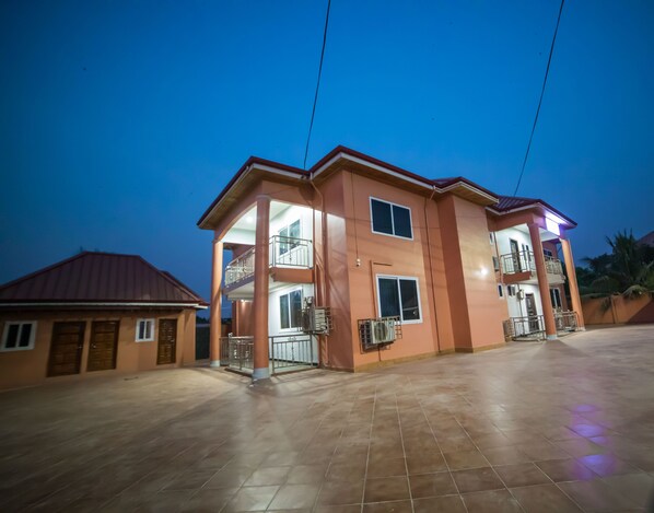 Voorkant accommodatie - avond/nacht