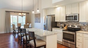 冰箱、微波炉、烤箱、炉灶