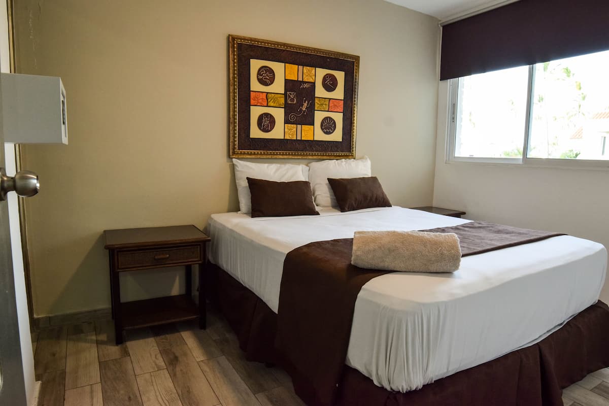 Deluxe Room | Premium bedding, down duvets, pillow-top beds, in-room safe