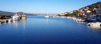 Havutsikt, 70 m², rett ved sjøen i Tisno, 2 soverom og bad