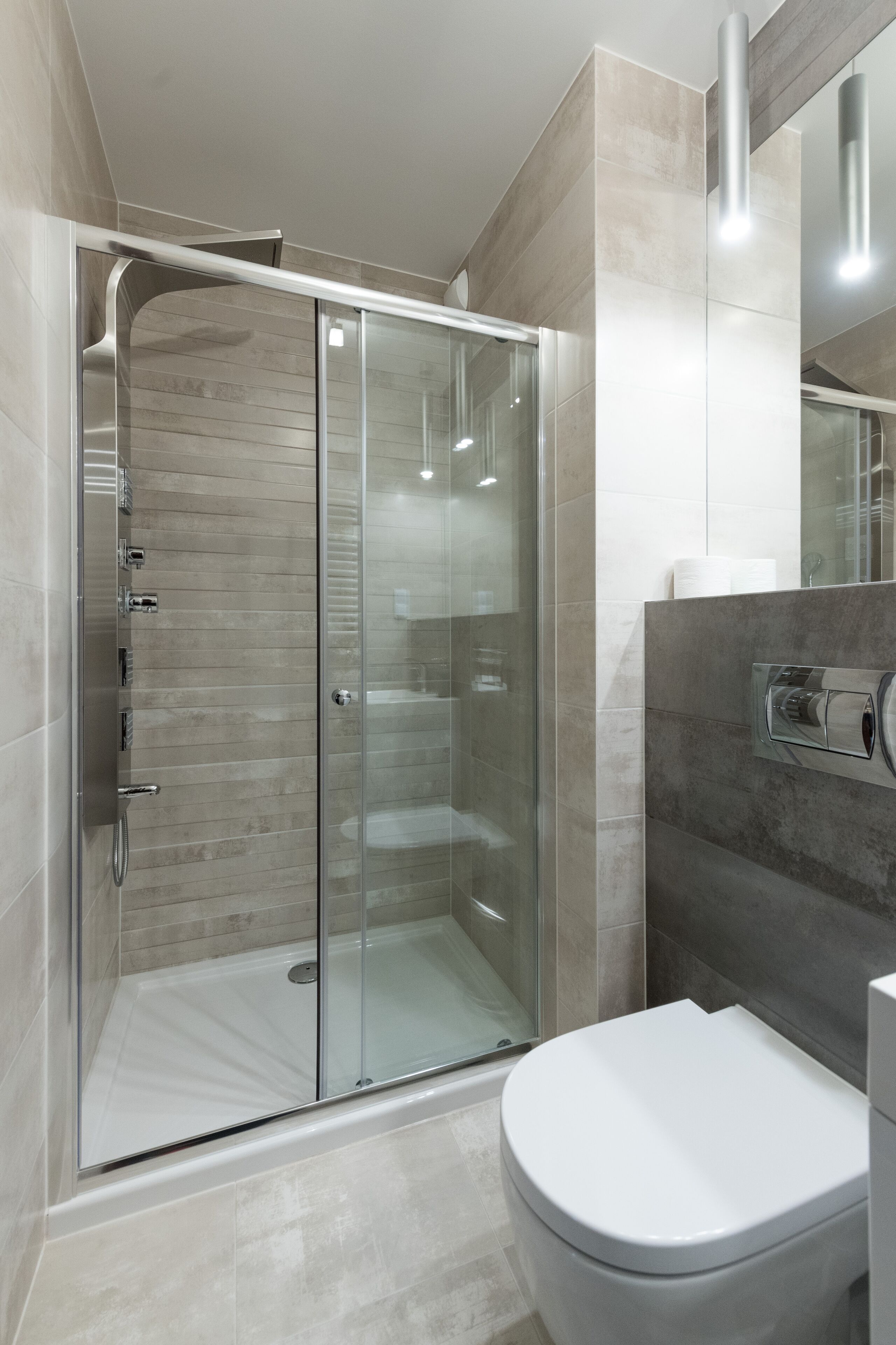 Combined shower/bathtub, hair dryer, bidet, towels