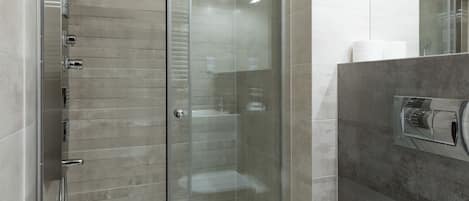 Ensemble douche/baignoire, sĂšche-cheveux, bidet, serviettes fournies