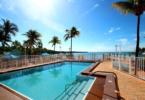 Outdoor pool, a heated pool - Sunset of the bay in Key Largo, Florida (Key Largo)