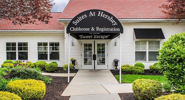 A building with a sign reading "Suites At Hershey Clubhouse & Registration 'Sweet Escape'". - Modern units at the Suites at Hershey Resort (Hershey)