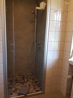 Apartment | Badezimmer | Dusche, Handtücher