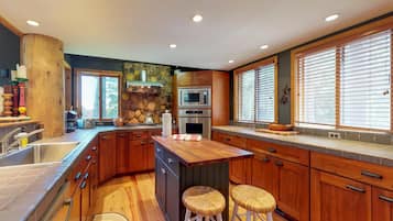 独立别墅, 多张床 (Treehouse in the Mountains) | 私人厨房