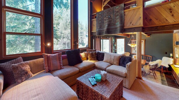 House, Multiple Beds (Treehouse in the Mountains) | Living room - Treehouse in the Mountains (Olympic Valley)