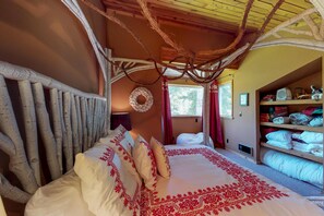 Maison, plusieurs lits (Treehouse in the Mountains)